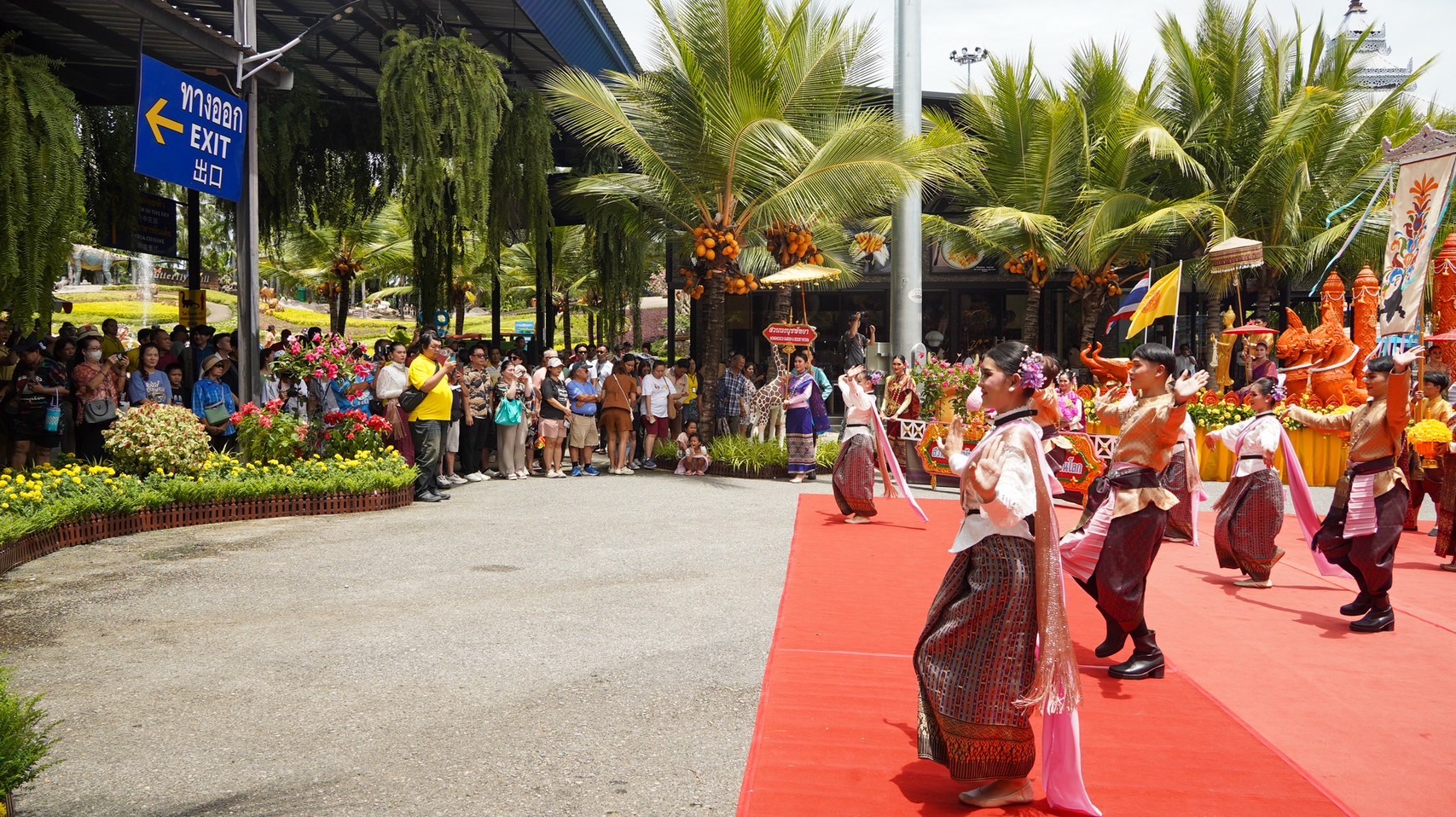 สวนนงนุชพัทยา จัดขบวนแห่เทียนพรรษา พร้อมนำเทียนถวาย 9 วัด สืบสานประเพณีเข้าพรรษา เพื่อให้สอดคล้องที่นานาชาติยกให้ไทยเป็นศูนย์กลางพระพุทธศาสนาโลก 5 S 6063614