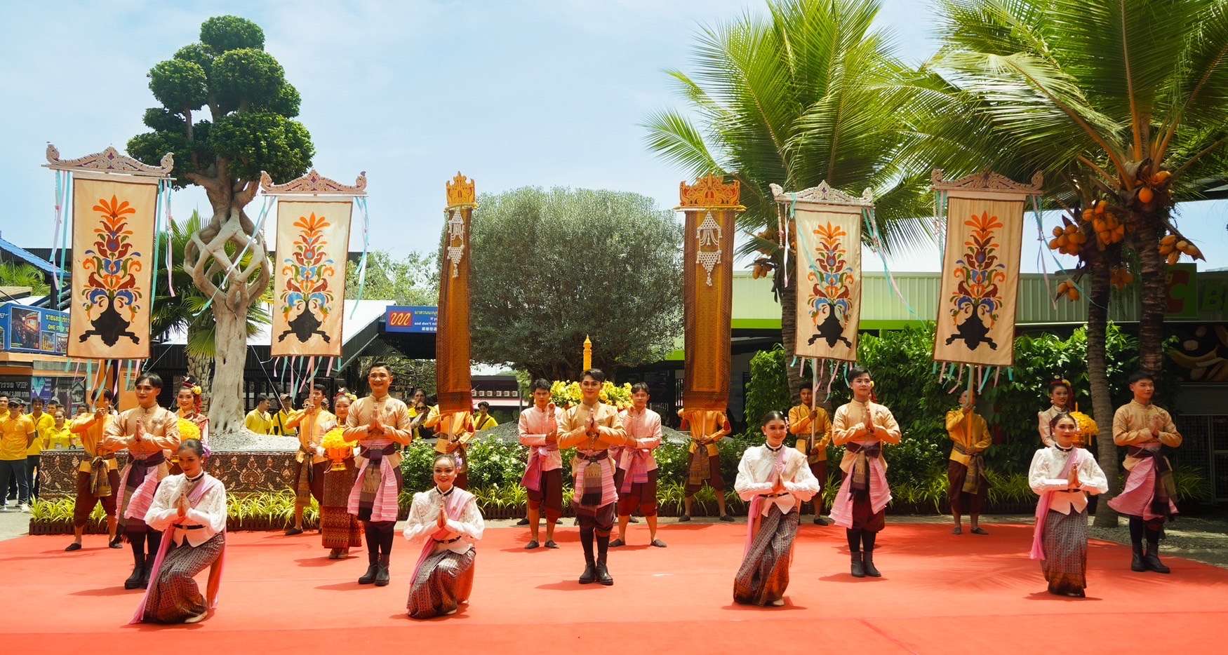 สวนนงนุชพัทยา จัดขบวนแห่เทียนพรรษา พร้อมนำเทียนถวาย 9 วัด สืบสานประเพณีเข้าพรรษา เพื่อให้สอดคล้องที่นานาชาติยกให้ไทยเป็นศูนย์กลางพระพุทธศาสนาโลก 9 S 6063671