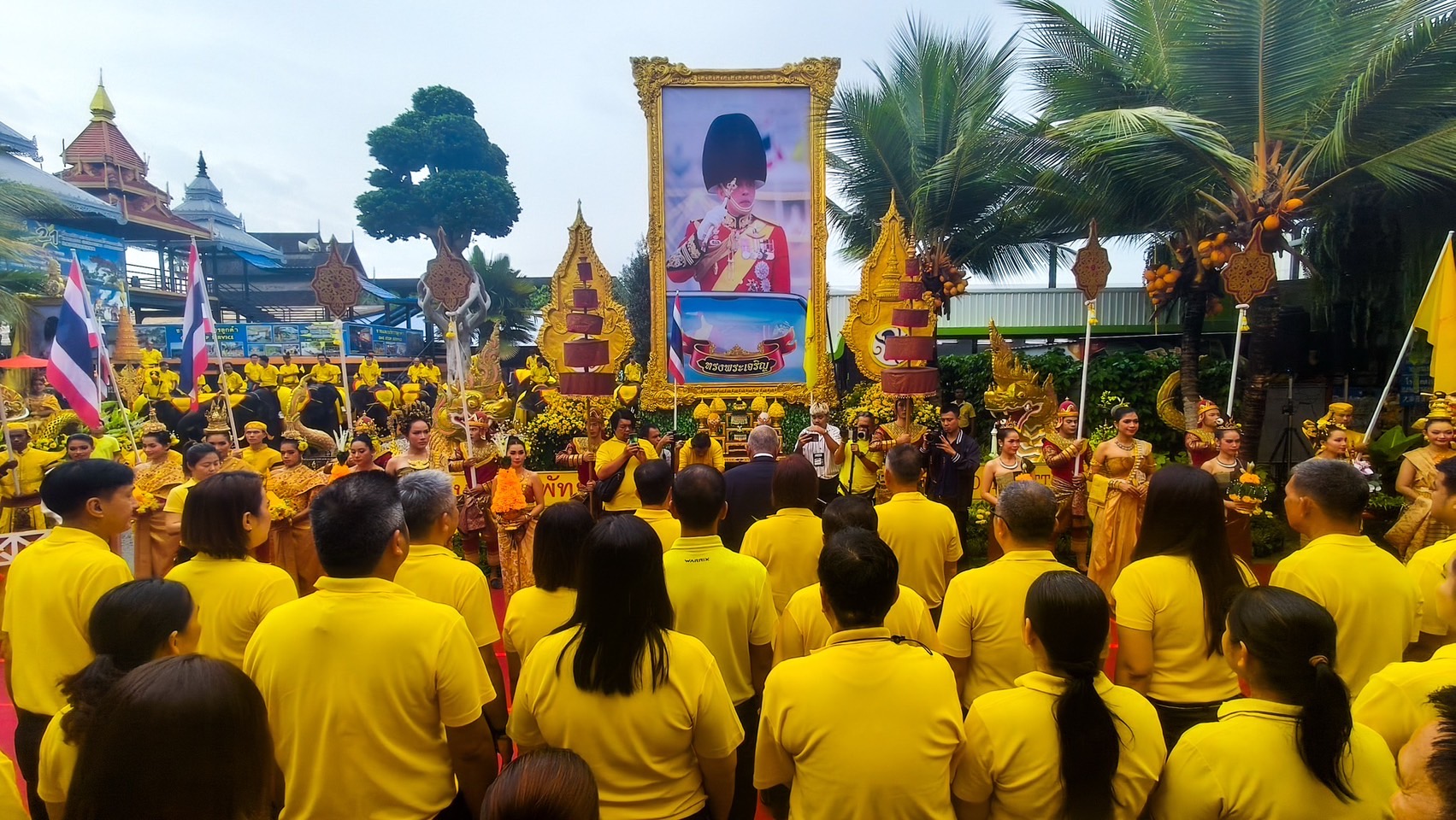 สุดยิ่งใหญ่พิธีถวายราชสดุดีเฉลิมพระเกียรติ 73 พรรษา S 6440831