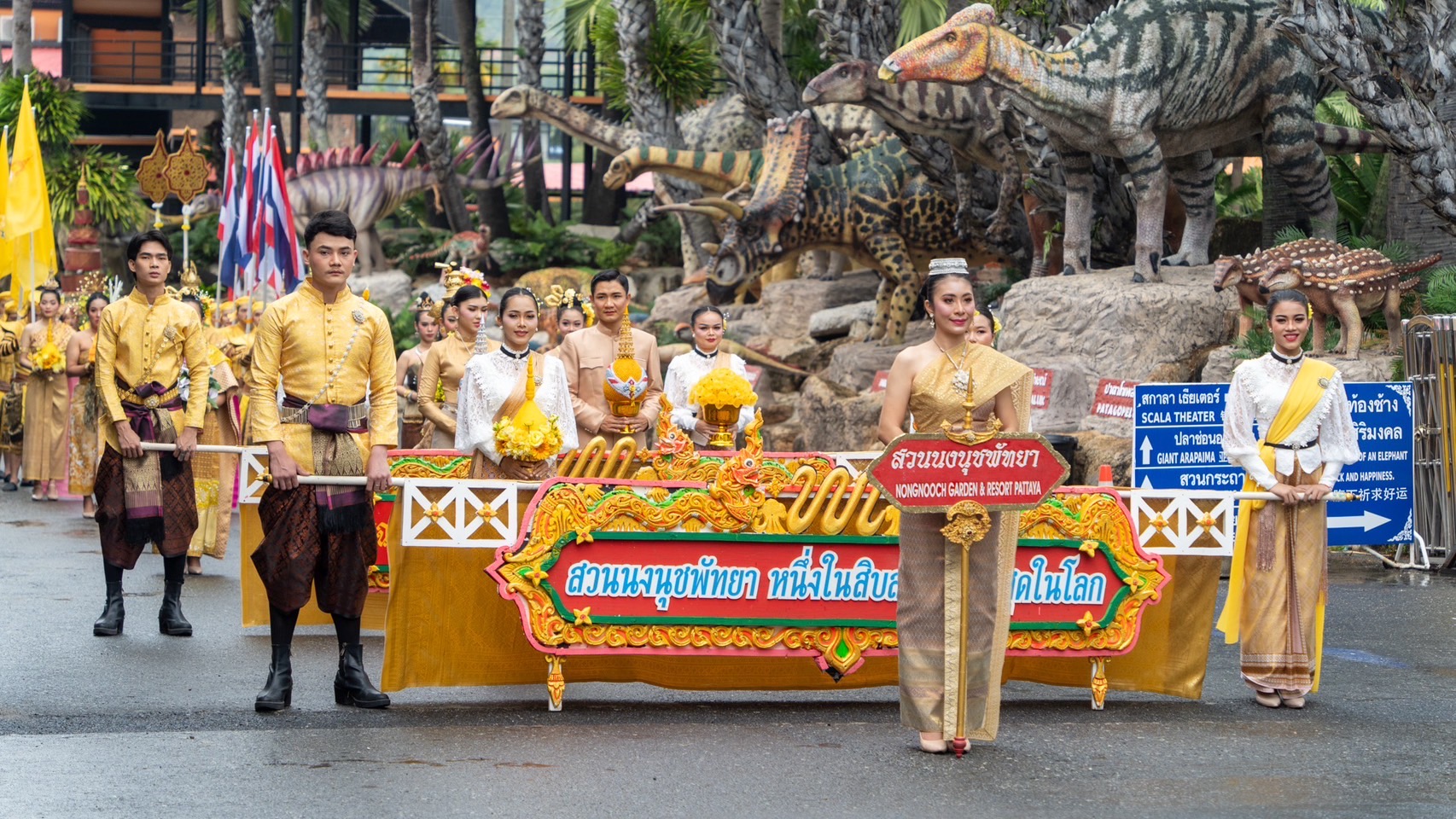 สุดยิ่งใหญ่พิธีถวายราชสดุดีเฉลิมพระเกียรติ 73 พรรษา S 6440880