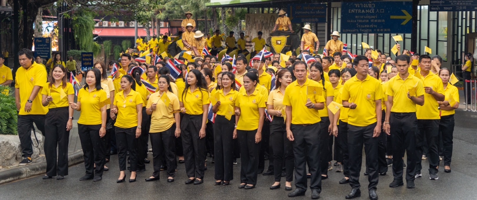 สุดยิ่งใหญ่พิธีถวายราชสดุดีเฉลิมพระเกียรติ 73 พรรษา S 6440903