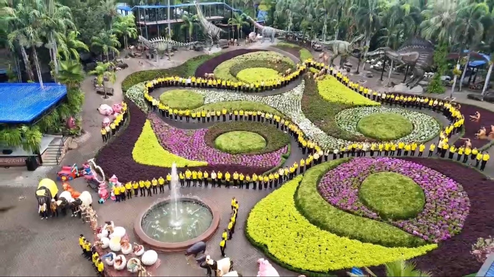 สุดยิ่งใหญ่พิธีถวายราชสดุดีเฉลิมพระเกียรติ 73 พรรษา S 6440917