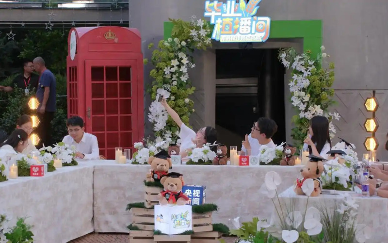 มหาวิทยาลัยเกษตรศาสตร์แห่งประเทศจีน จัดพิธีจบการศึกษาออนไลน์สุดสร้างสรรค์พร้อมเปิดตัว “ทุเรียนจีนที่สุกบนต้น” ฝีมือคนรุ่นใหม่ สู่ตลาดออนไลน์ครั้งแรก 5 ทุเรียน 1