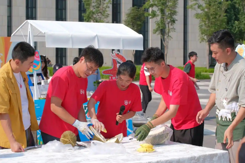 มหาวิทยาลัยเกษตรศาสตร์แห่งประเทศจีน จัดพิธีจบการศึกษาออนไลน์สุดสร้างสรรค์พร้อมเปิดตัว “ทุเรียนจีนที่สุกบนต้น” ฝีมือคนรุ่นใหม่ สู่ตลาดออนไลน์ครั้งแรก 2 ทุเรียนจีน