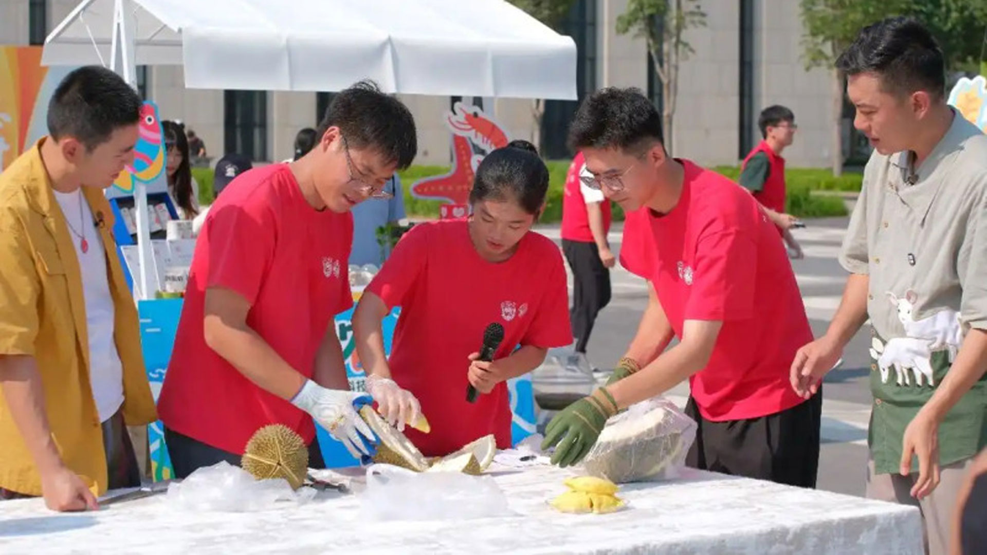 มหาวิทยาลัยเกษตรศาสตร์แห่งประเทศจีน จัดพิธีจบการศึกษาออนไลน์สุดสร้างสรรค์พร้อมเปิดตัว “ทุเรียนจีนที่สุกบนต้น” ฝีมือคนรุ่นใหม่ สู่ตลาดออนไลน์ครั้งแรก 1 น.ศ.เกษตรจีน2