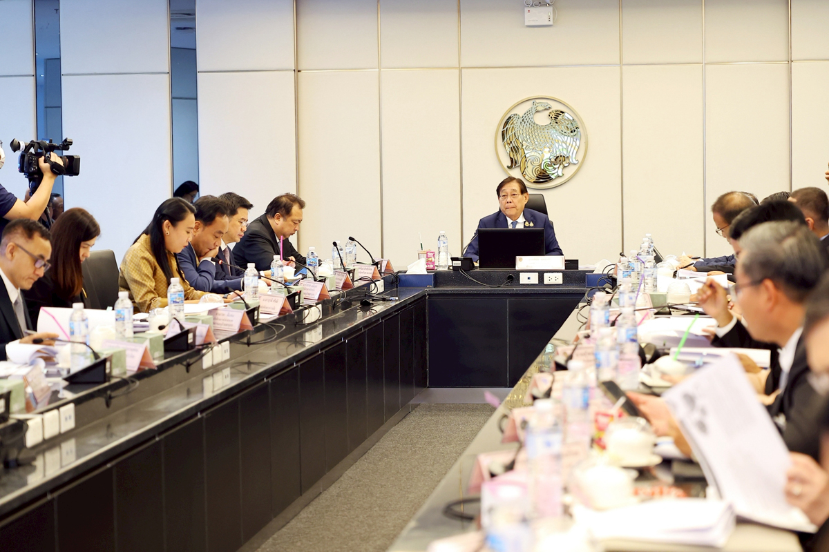 ชาวนาเฮ นบข. เคาะแจกไร่ละ 1 พันบาทสองรอบ นาปรัง-นาปี สูงสุดรอบละ 10,000 บาท เริ่มแจก ก.ย.นี้ คาดมีผู้ได้รับกว่า 4 ล้านครัวเรือน ใช้วงเงินมากกว่า 4 หมื่นล้านบาท 2 03 8