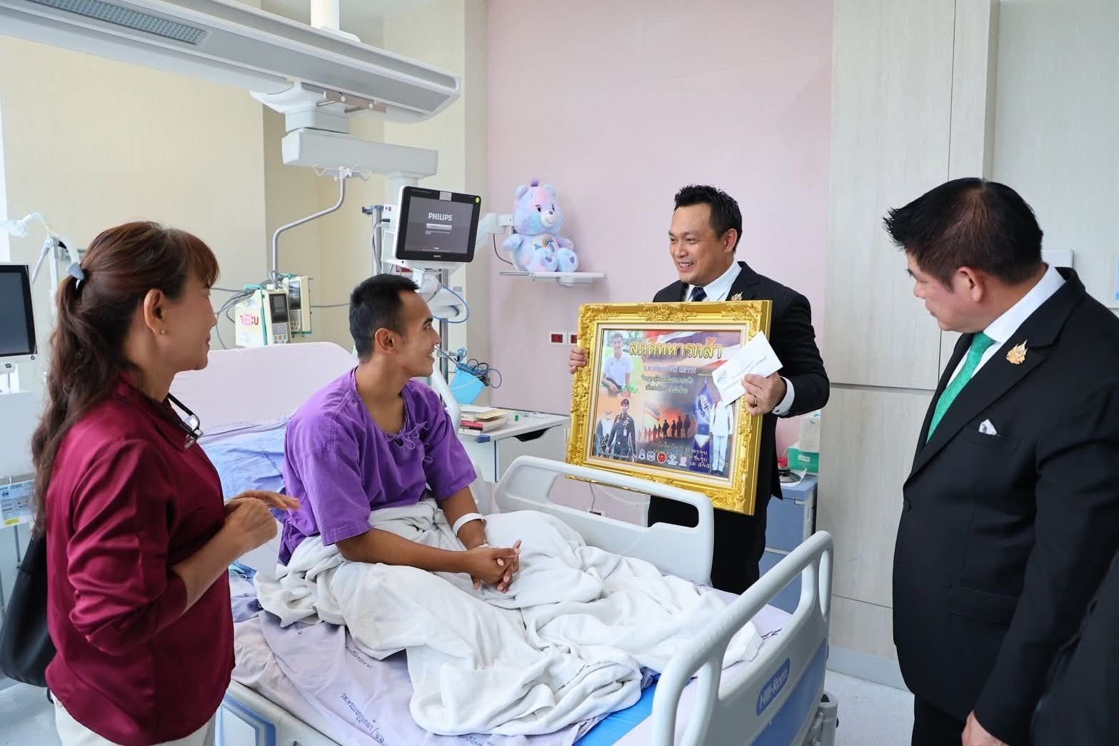 “ธรรมนัส” มอบเงินช่วยเหลือทหารกล้า ให้กำลังใจแนวหน้า ยกย่องความเสียสละ ย้ำ ยืนเคียงข้างทหารทุกคน ต้องไม่มีใครถูกทิ้งไว้ข้างหลัง 3 1044617