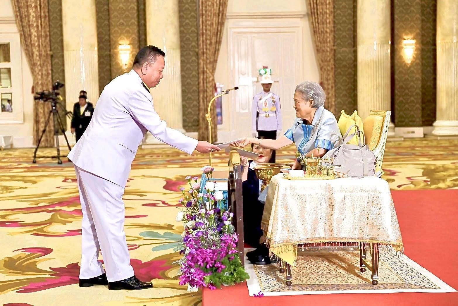 “เกียรติแห่งความกตัญญู” อธิบดีกรมฝนหลวงฯ รับโล่เชิดชูเกียรติวันแม่แห่งชาติ 2568 2 1050675