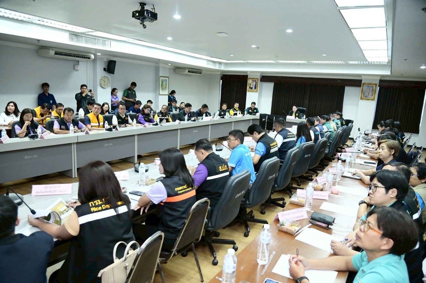 รมช.อัครา ติดตามการขับเคลื่อนการบริหารจัดการน้ำและการเกษตรในพื้นที่จังหวัดพะเยา เน้นยำการบูรณาการการทำงานร่วมกันของหน่วยงานในสังกัด กษ. และราชการส่วนท้องถิ่น เพื่อพัฒนาแนวทางการขับเคลื่อนภาคการเกษตรให้เป็นจังหวัดนำร่องและสานต่อนโยบายพะเยาโมเดล 8 1318326