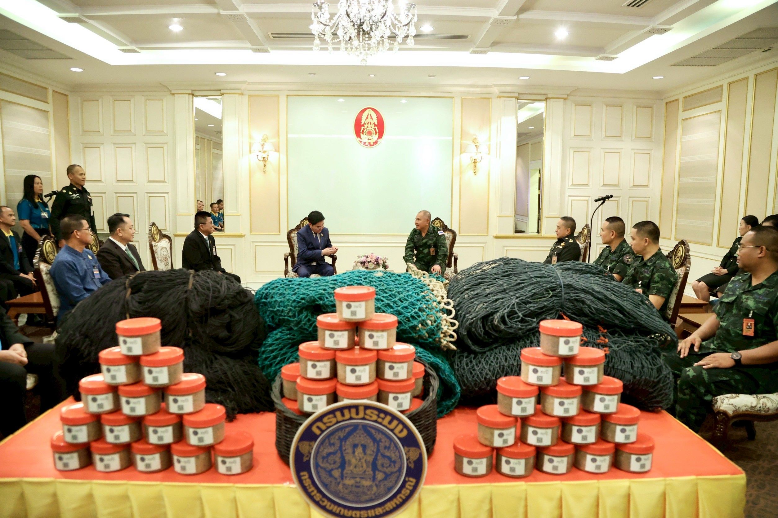 กระทรวงเกษตรฯ ร่วมกับสมาคมการประมงแห่งประเทศไทย สมาคมการประมงท้องถิ่น และชาวประมง มอบวัสดุประเภทอวนให้แก่กองทัพบกเพื่อใช้ประโยชน์ในราชการทหาร 3 1322621