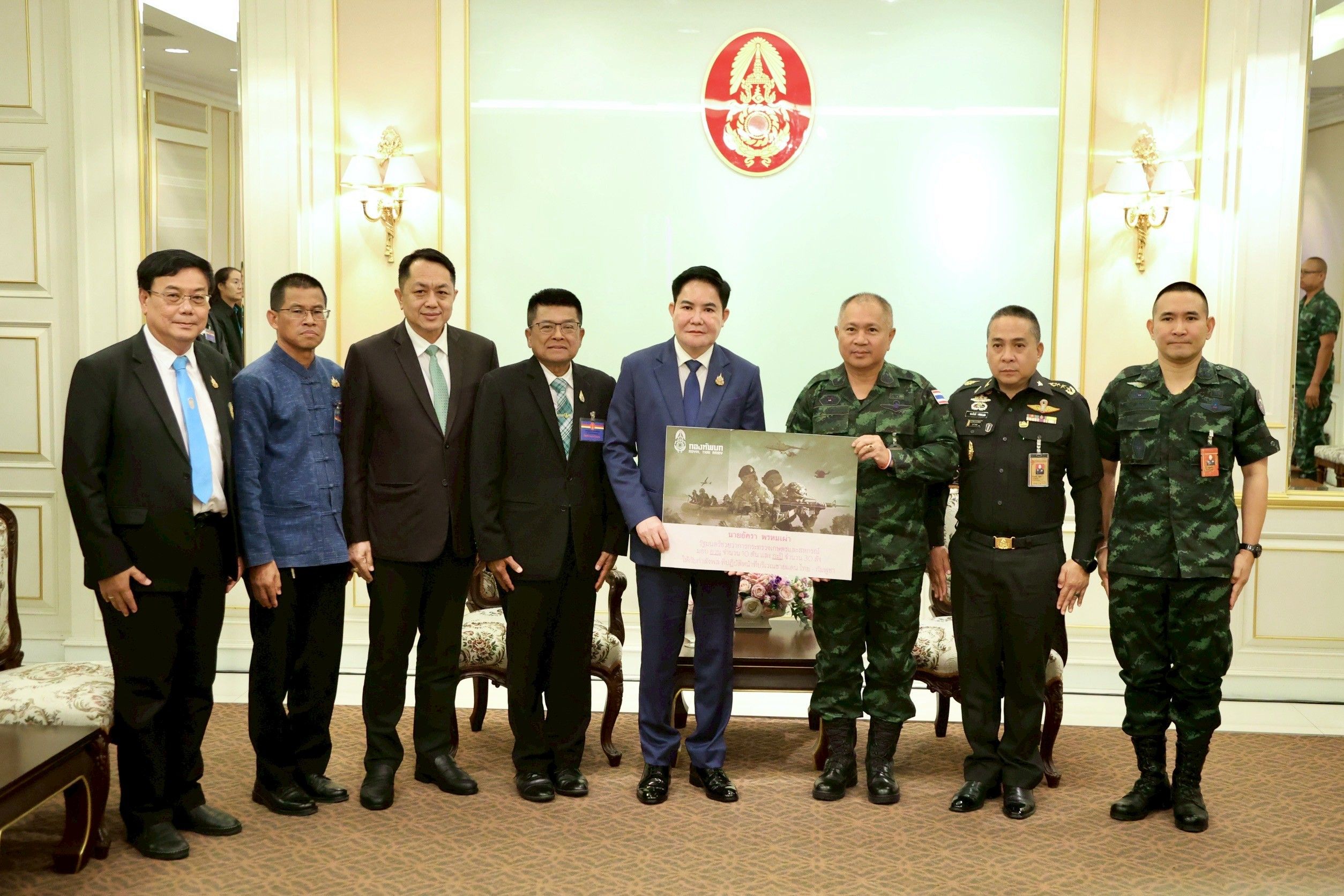 กระทรวงเกษตรฯ ร่วมกับสมาคมการประมงแห่งประเทศไทย สมาคมการประมงท้องถิ่น และชาวประมง มอบวัสดุประเภทอวนให้แก่กองทัพบกเพื่อใช้ประโยชน์ในราชการทหาร 8 1322630