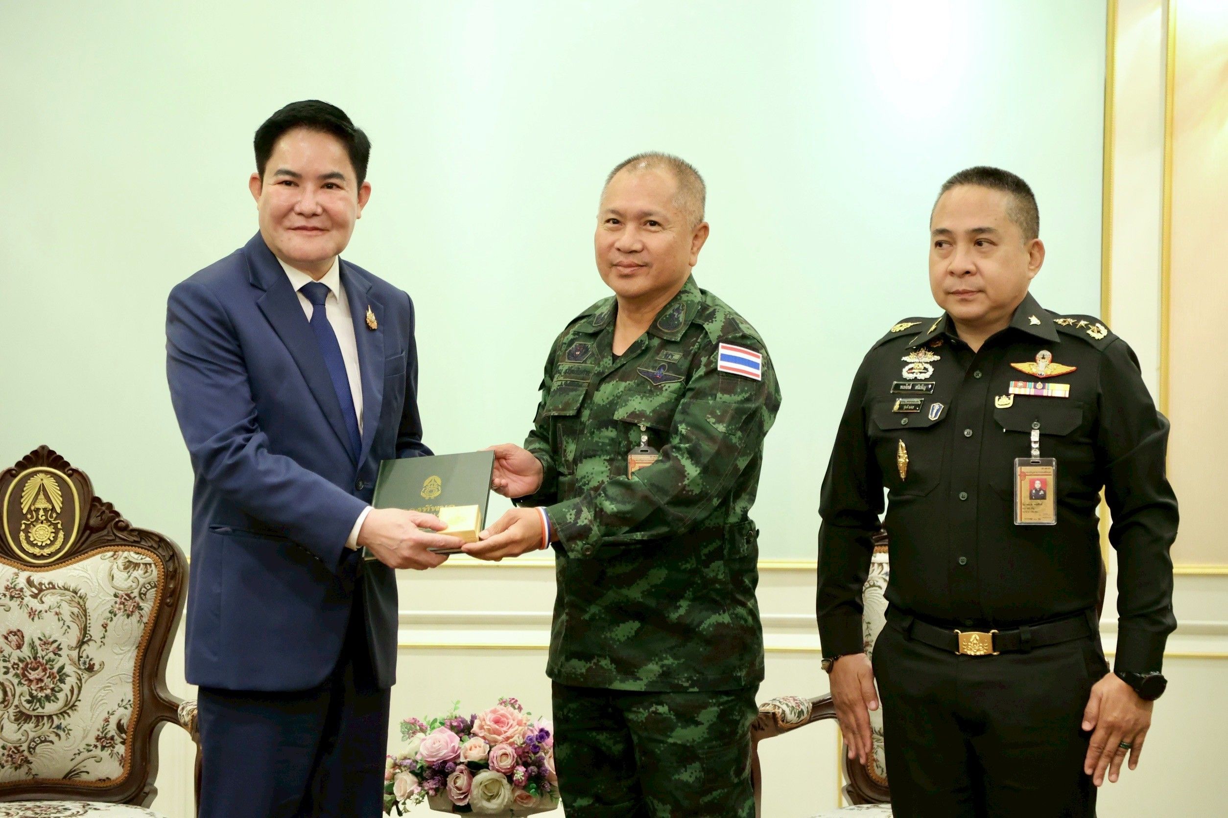 กระทรวงเกษตรฯ ร่วมกับสมาคมการประมงแห่งประเทศไทย สมาคมการประมงท้องถิ่น และชาวประมง มอบวัสดุประเภทอวนให้แก่กองทัพบกเพื่อใช้ประโยชน์ในราชการทหาร 9 1322631