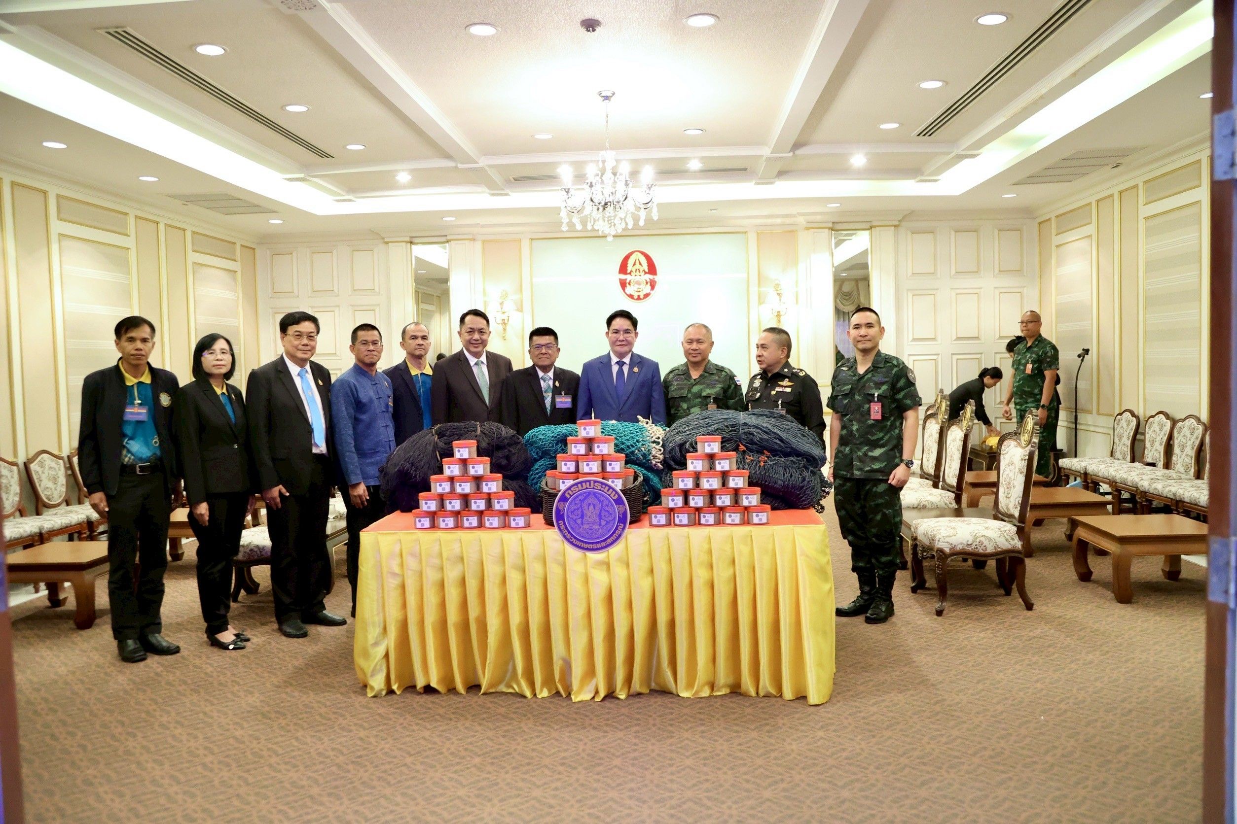 กระทรวงเกษตรฯ ร่วมกับสมาคมการประมงแห่งประเทศไทย สมาคมการประมงท้องถิ่น และชาวประมง มอบวัสดุประเภทอวนให้แก่กองทัพบกเพื่อใช้ประโยชน์ในราชการทหาร 10 1322632