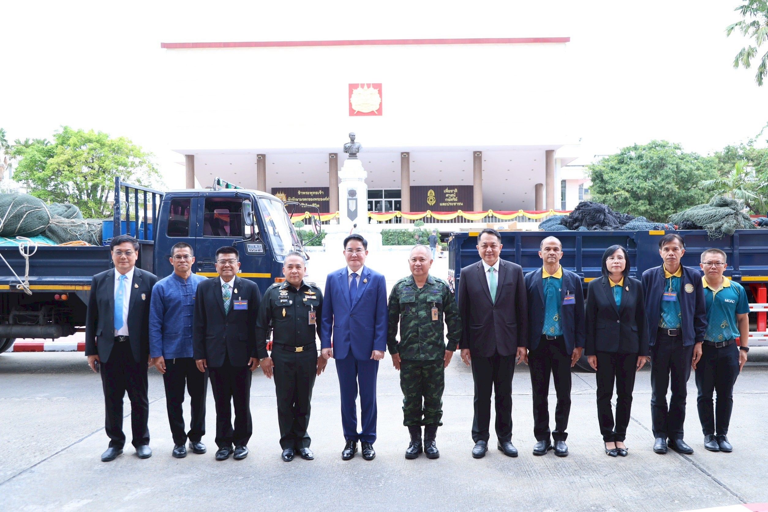 กระทรวงเกษตรฯ ร่วมกับสมาคมการประมงแห่งประเทศไทย สมาคมการประมงท้องถิ่น และชาวประมง มอบวัสดุประเภทอวนให้แก่กองทัพบกเพื่อใช้ประโยชน์ในราชการทหาร 11 1322633