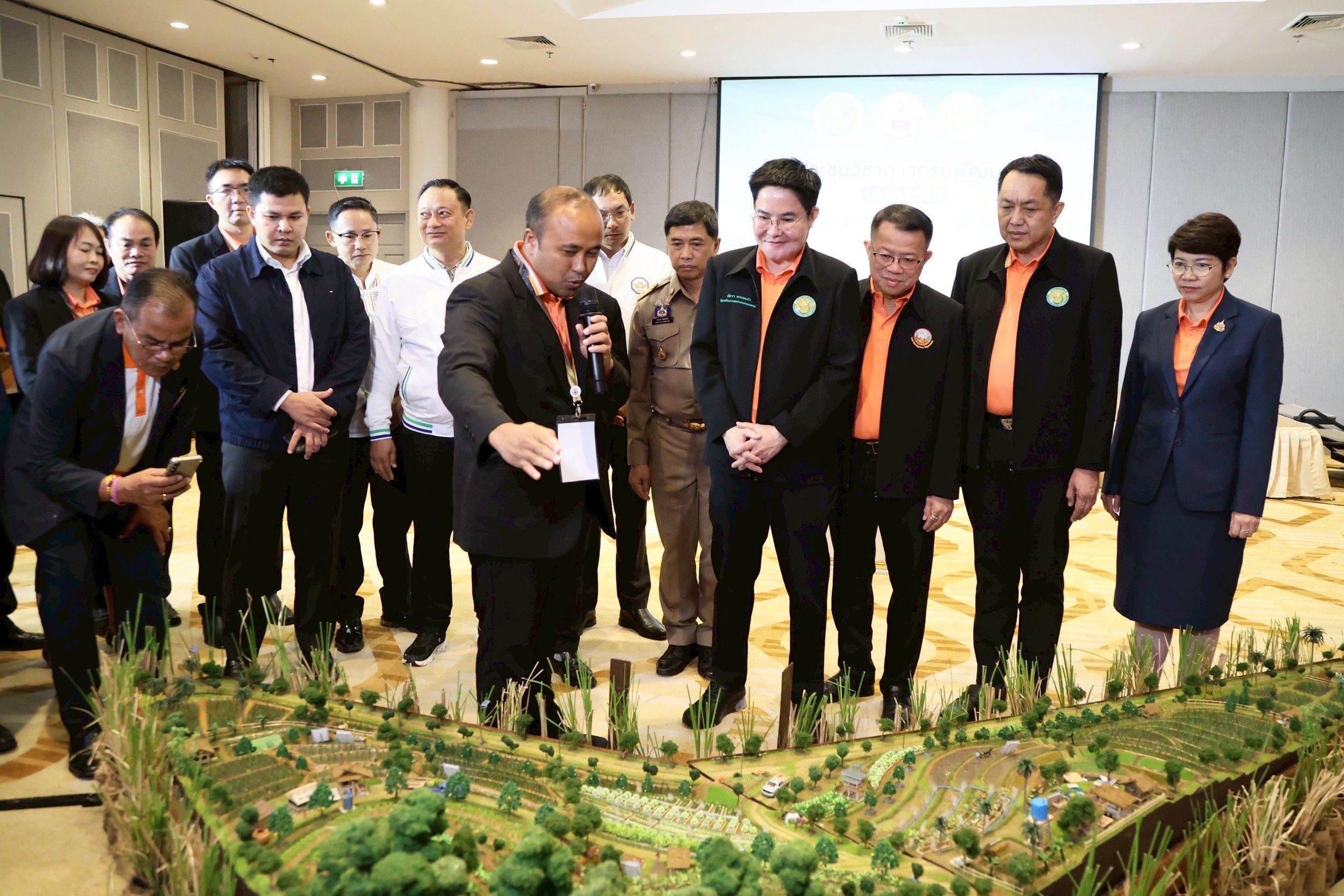 “รมช.อัครา” ดันผลงานวิชาการวิจัยพัฒนาดินไทยด้วยนวัตกรรม ต่อยอดสู่แผนพัฒนาโครงสร้างดินประเทศไทย หนุนเครือข่ายขยายองค์ความรู้เสริมแกร่งเกษตรกร 6 1329125