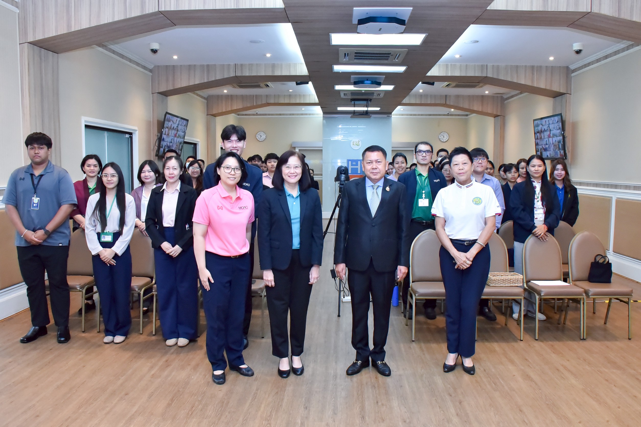 ปลัดเกษตรฯ เปิดเวทีให้คนรุ่นใหม่ร่วมแสดงแนวคิดในการพัฒนาองค์กรร่วมกันในกิจกรรม “OPSMOAC Town hall & Innovation wall” ภายใต้หัวข้อ Break a Limit : ทะลายขีดจำกัดของคน สป.กษ. 6 14