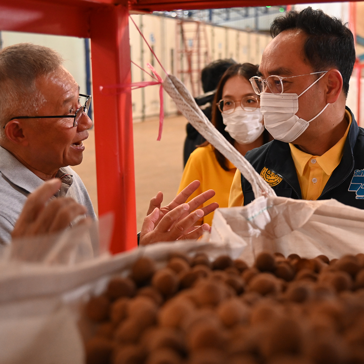 กรมการค้าภายใน เดินหน้าพยุงราคาลำไย ดึงโรงอบรับซื้อ 100,000 ตัน – วอนชาวสวนทยอยเก็บ เพื่อรักษาคุณภาพ-ขายได้ราคาดี 2 527032392 1339356074423596 2497837705713952570 n