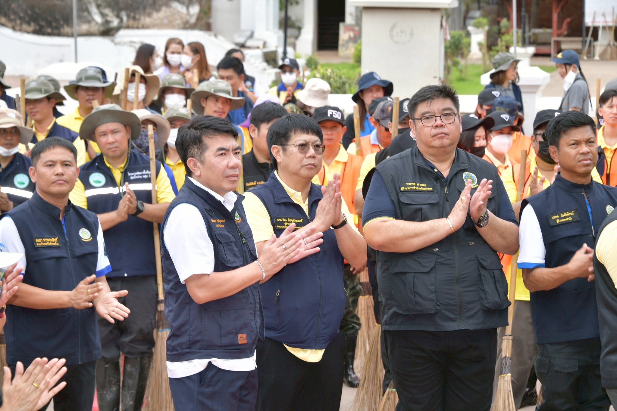 รมว.อรรถกรฯ จับมือจิตอาสา ลุยฟื้นฟูเมืองน่านหลังน้ำลด บรรเทาทุกข์ให้กับชาวเมืองน่าน 4 528