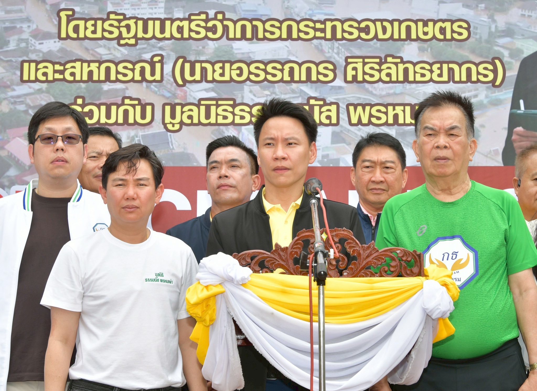 รมว.อรรถกรฯ จับมือจิตอาสา ลุยฟื้นฟูเมืองน่านหลังน้ำลด บรรเทาทุกข์ให้กับชาวเมืองน่าน 2 528376040 1163174869190449 5966140812471958758 n