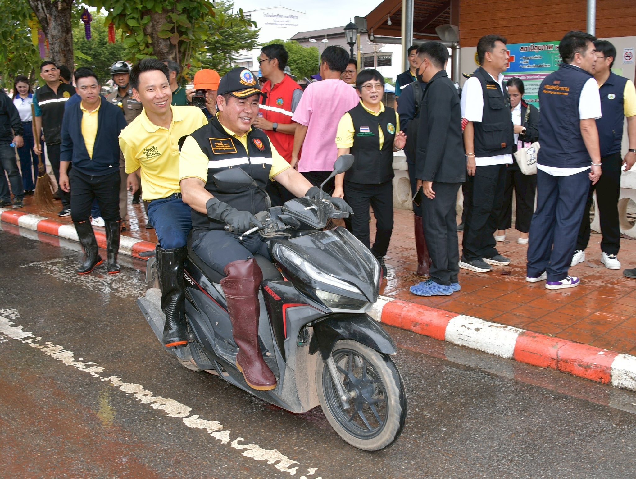 รมว.อรรถกรฯ จับมือจิตอาสา ลุยฟื้นฟูเมืองน่านหลังน้ำลด บรรเทาทุกข์ให้กับชาวเมืองน่าน 8 528380843 1163178849190051 1736982348866971550 n