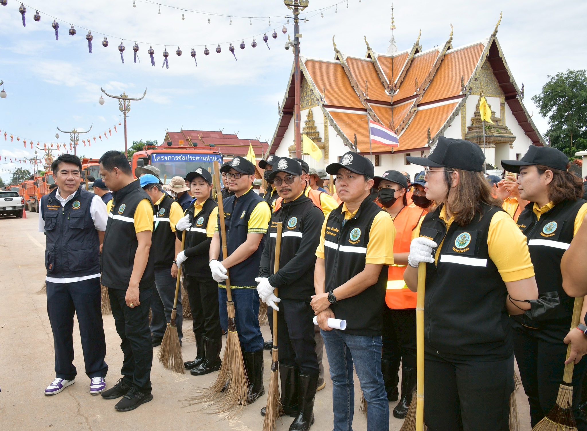 รมว.อรรถกรฯ จับมือจิตอาสา ลุยฟื้นฟูเมืองน่านหลังน้ำลด บรรเทาทุกข์ให้กับชาวเมืองน่าน 5 528632633 1163177052523564 4213684624222691903 n