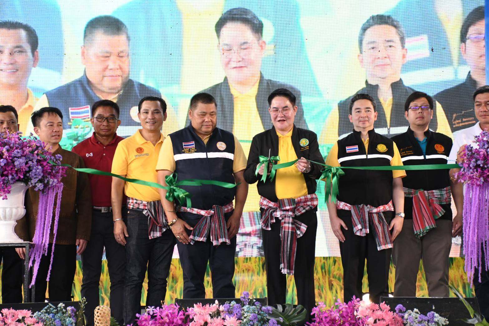 รมช.เกษตรฯ เปิดงาน- kick off แจกปัจจัยการผลิต ฟื้นฟูเกษตรกรผู้ประสบอุทกภัย จ.พะเยา 2 533641921