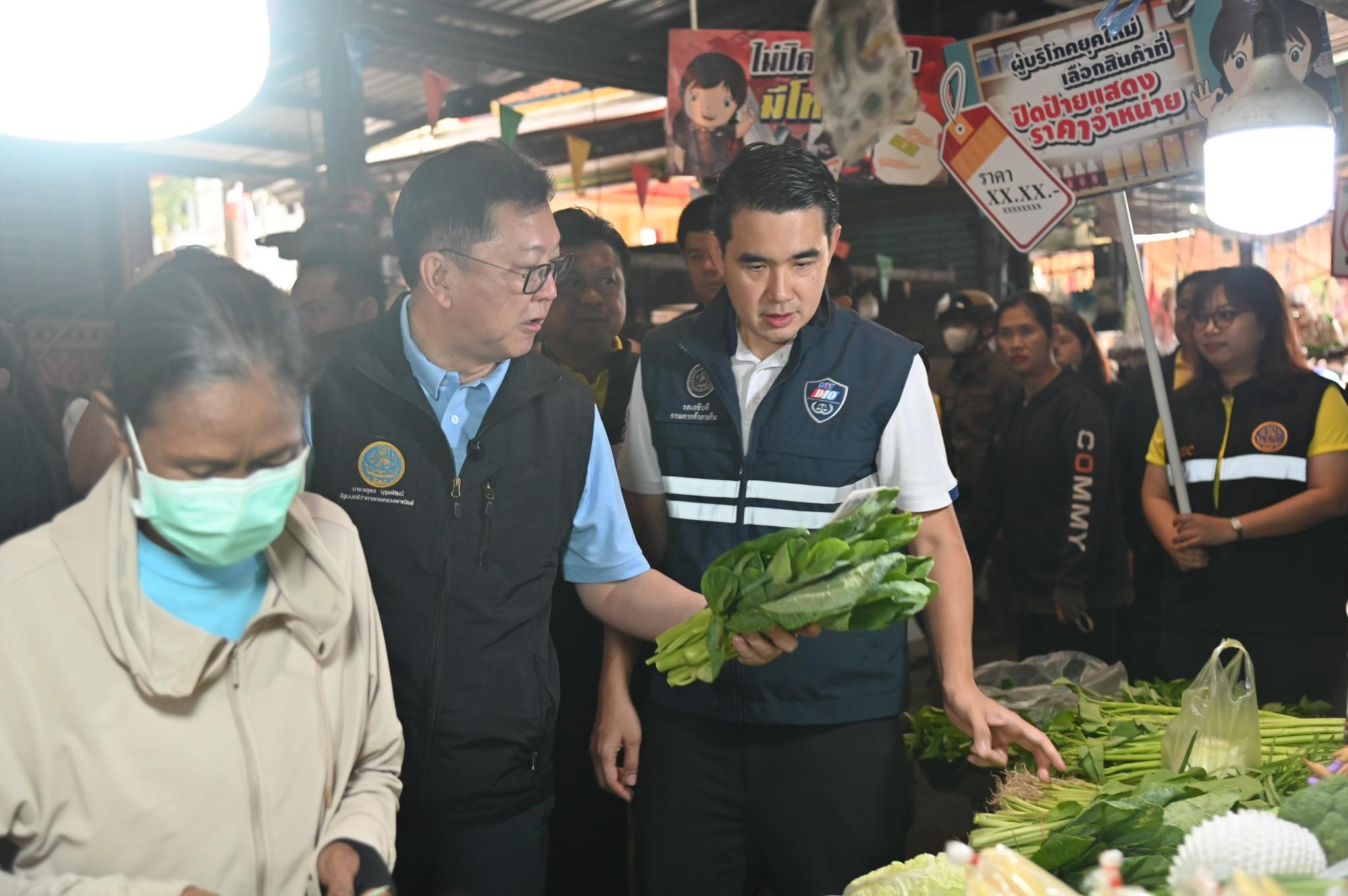 “จตุพร” ควง “สุชาติ” ลงพื้นที่ตลาดสวนมะม่วง จันทบุรี พูดคุยพ่อค้าแม่ค้า-ประชาชนพื้นที่ หนุนไทยช่วยไทย ใช้เสน่ห์ท้องถิ่นขับเคลื่อนเศรษฐกิจ 2 537229356 1357921989233671 7762846249874059074 n