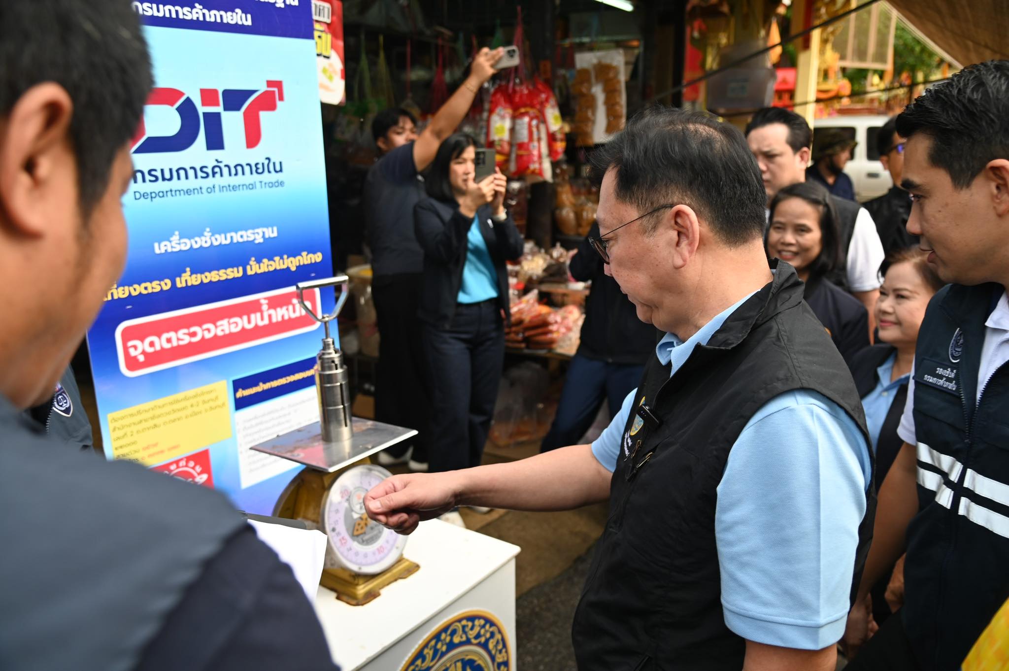 “จตุพร” ควง “สุชาติ” ลงพื้นที่ตลาดสวนมะม่วง จันทบุรี พูดคุยพ่อค้าแม่ค้า-ประชาชนพื้นที่ หนุนไทยช่วยไทย ใช้เสน่ห์ท้องถิ่นขับเคลื่อนเศรษฐกิจ 3 537544493 1357922042566999 5815240064866761984 n