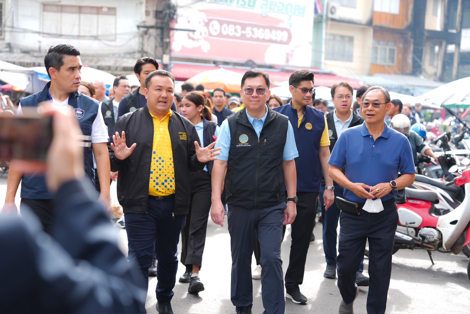 “จตุพร” ควง “สุชาติ” ลงพื้นที่ตลาดสวนมะม่วง จันทบุรี พูดคุยพ่อค้าแม่ค้า-ประชาชนพื้นที่ หนุนไทยช่วยไทย ใช้เสน่ห์ท้องถิ่นขับเคลื่อนเศรษฐกิจ 6 537987335 1197441802413269 8565899841167844652 n