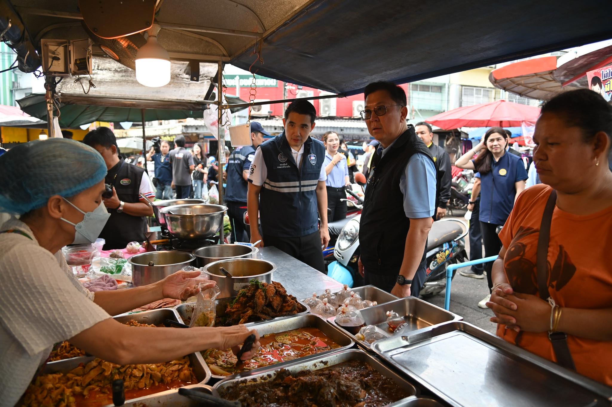 “จตุพร” ควง “สุชาติ” ลงพื้นที่ตลาดสวนมะม่วง จันทบุรี พูดคุยพ่อค้าแม่ค้า-ประชาชนพื้นที่ หนุนไทยช่วยไทย ใช้เสน่ห์ท้องถิ่นขับเคลื่อนเศรษฐกิจ 4 538012245 1357922099233660 2465629012681367460 n
