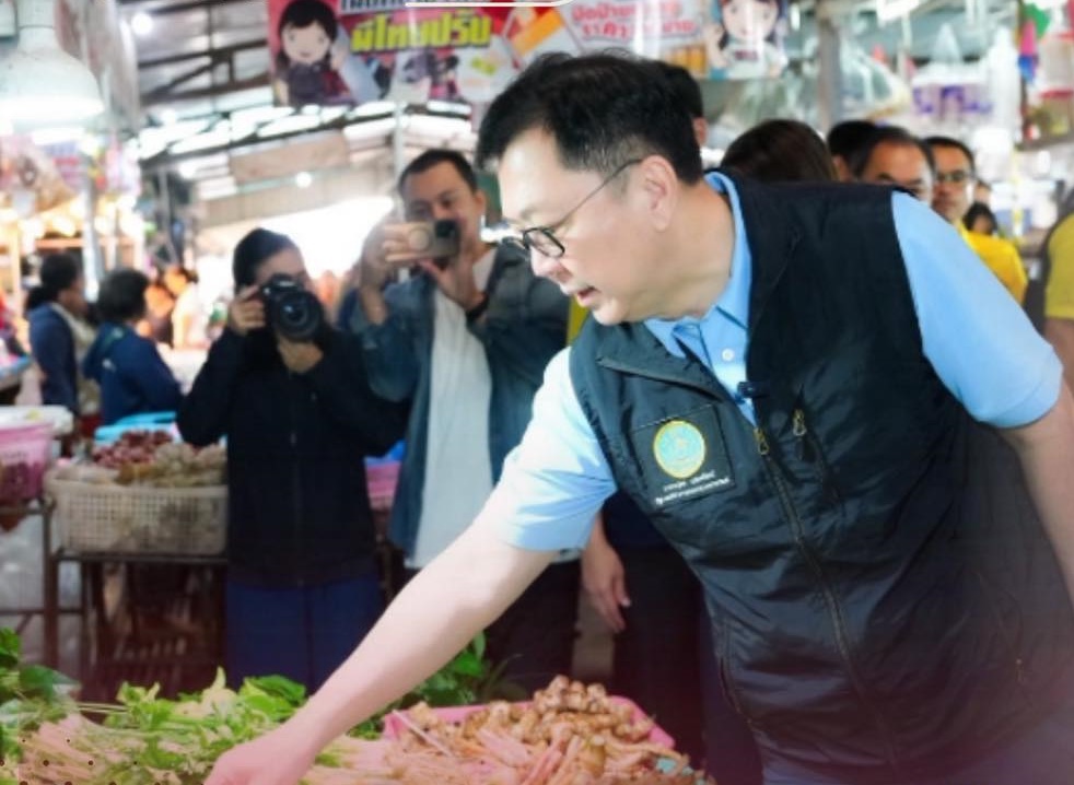 “จตุพร” ควง “สุชาติ” ลงพื้นที่ตลาดสวนมะม่วง จันทบุรี พูดคุยพ่อค้าแม่ค้า-ประชาชนพื้นที่ หนุนไทยช่วยไทย ใช้เสน่ห์ท้องถิ่นขับเคลื่อนเศรษฐกิจ 5 5391359