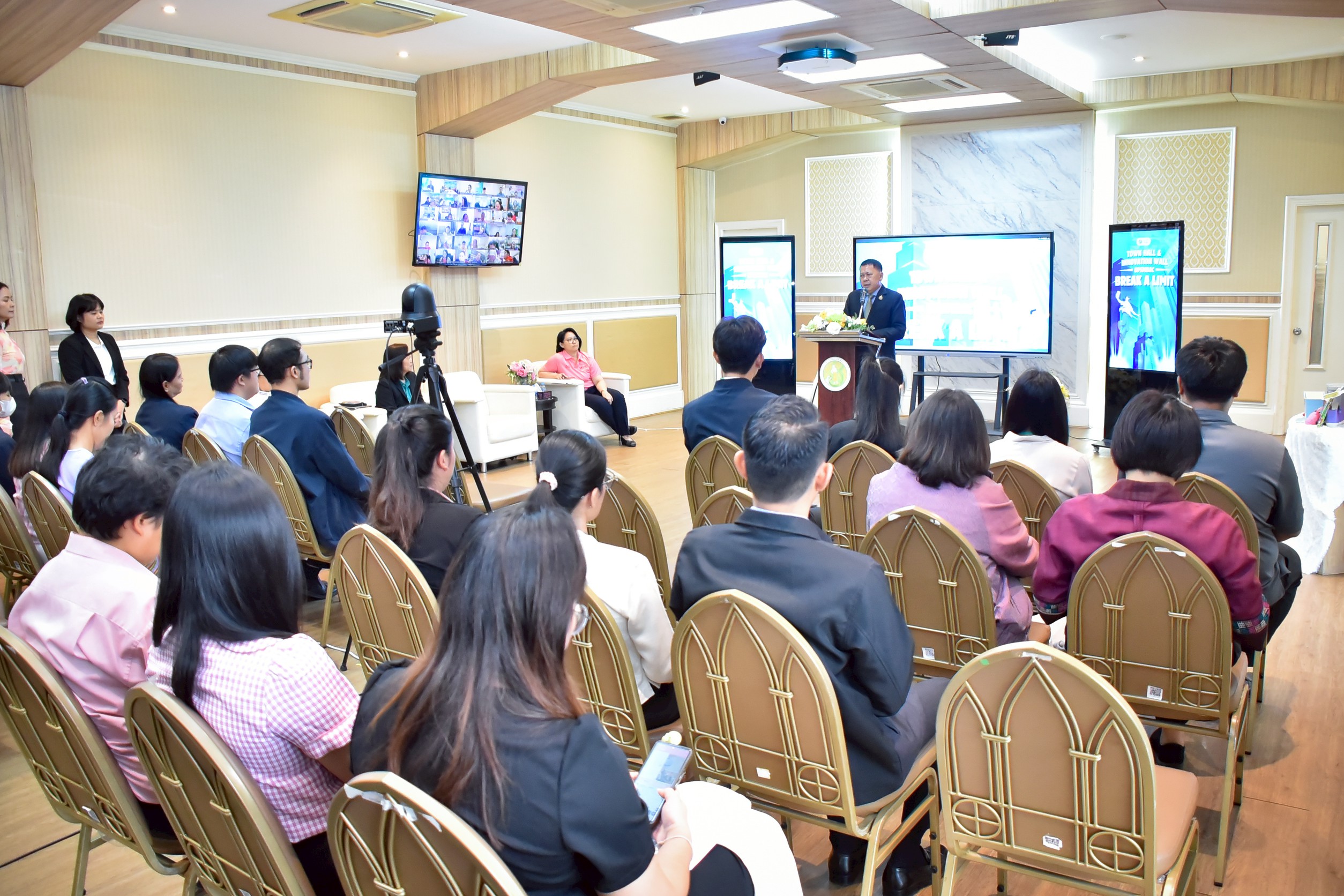 ปลัดเกษตรฯ เปิดเวทีให้คนรุ่นใหม่ร่วมแสดงแนวคิดในการพัฒนาองค์กรร่วมกันในกิจกรรม “OPSMOAC Town hall & Innovation wall” ภายใต้หัวข้อ Break a Limit : ทะลายขีดจำกัดของคน สป.กษ. 8 6 3