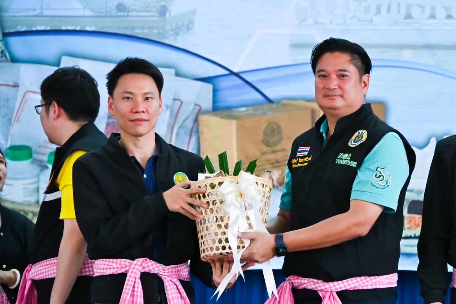 รมว.เกษตรฯ ลงพื้นที่ พะเยา ส่งมอบปัจจัยการผลิตให้กับเกษตรกรผู้ประสบภัยพิบัติ เดินหน้ายุทธศาสตร์พืชหลังนา - เกษตรคาร์บอนต่ำ ดัน “พะเยาโมเดล” ยกระดับผลผลิตถั่วเหลือง 5 965091