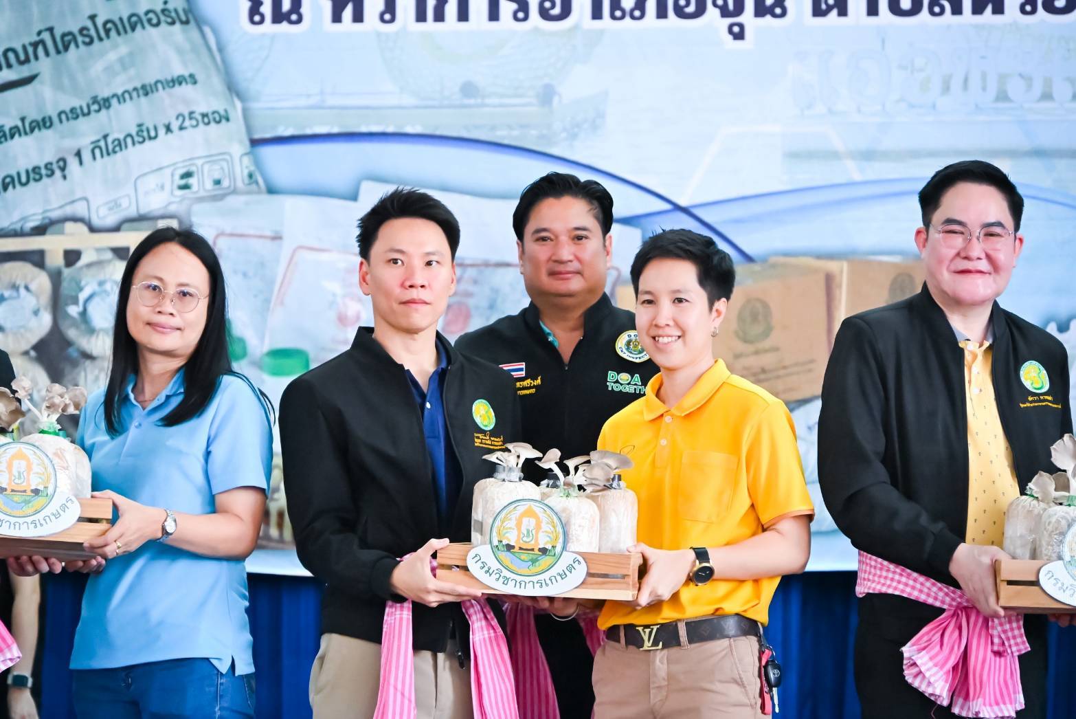 รมว.เกษตรฯ ลงพื้นที่ พะเยา ส่งมอบปัจจัยการผลิตให้กับเกษตรกรผู้ประสบภัยพิบัติ เดินหน้ายุทธศาสตร์พืชหลังนา - เกษตรคาร์บอนต่ำ ดัน “พะเยาโมเดล” ยกระดับผลผลิตถั่วเหลือง 7 965094