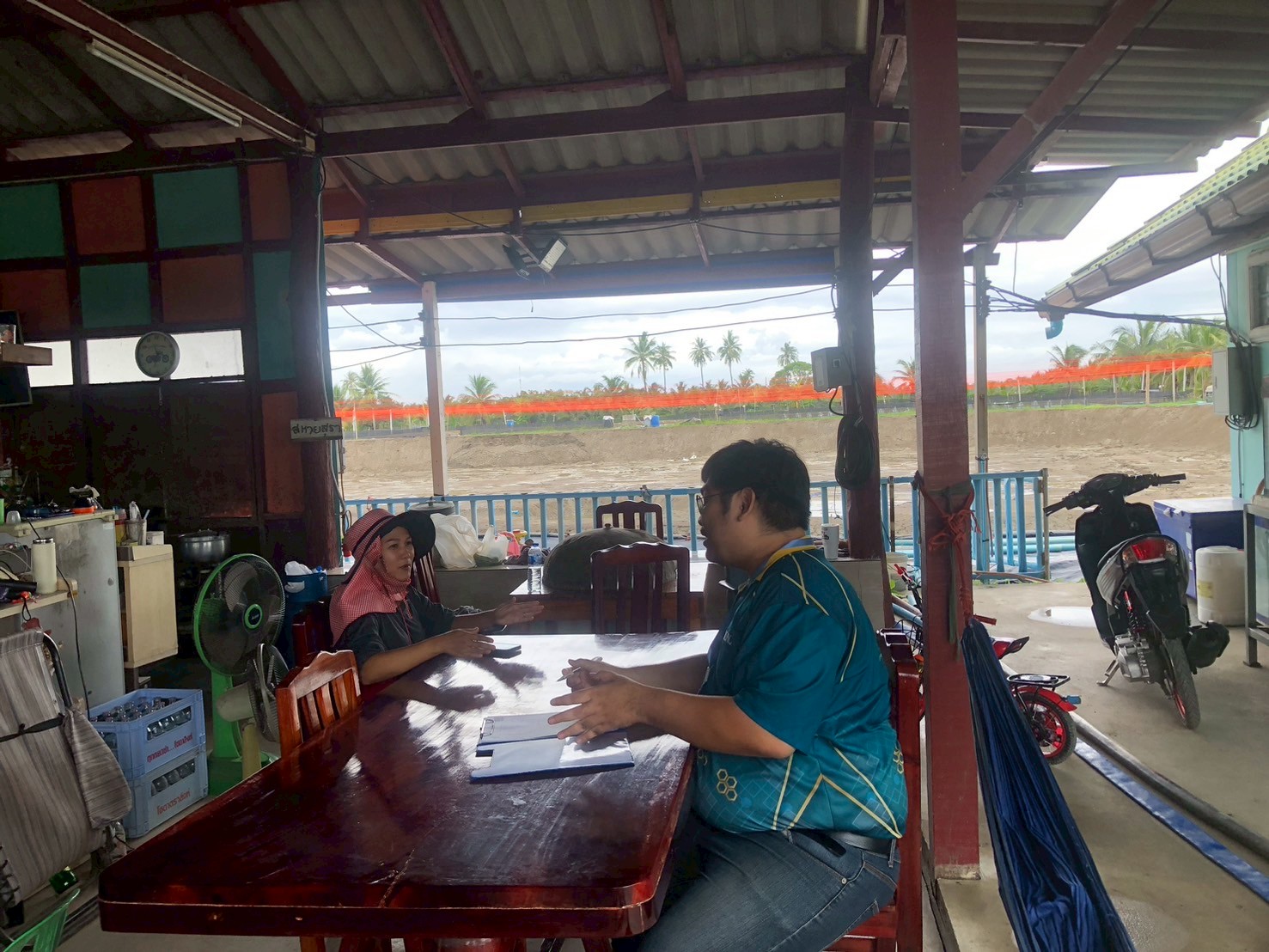 สศก. ลงพื้นที่สมุทรสาคร หนุนเกษตรกรเลี้ยงกุ้งขาวแวนนาไม GAP ชี้ได้เปรียบทั้งคุณภาพและความปลอดภัย 7 LINE ALBUM 27 สมุทรสาคร 250708 10 0