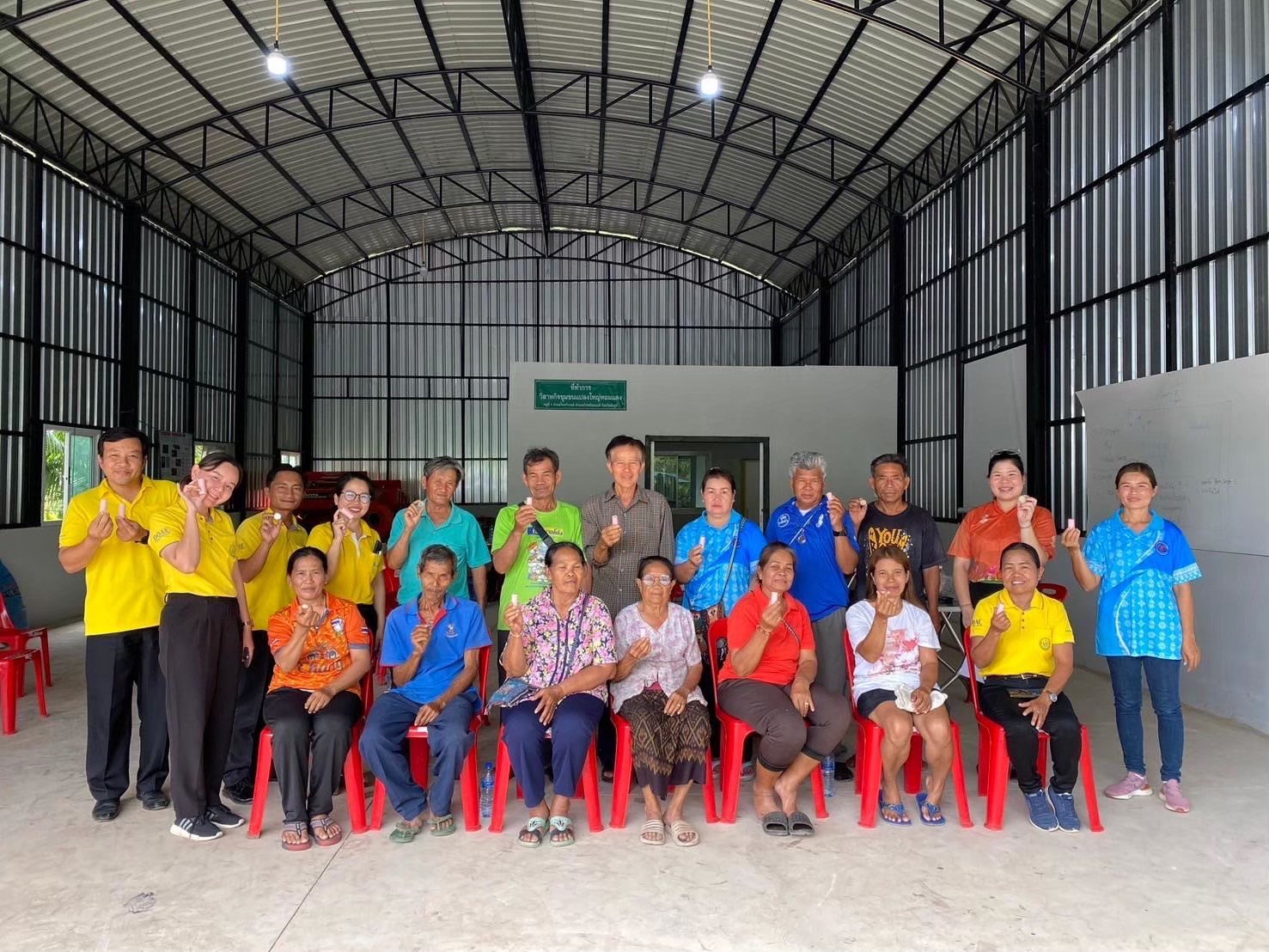 แปลงใหญ่หอมแดงบ้านโปร่งมีชัย จ.ชัยภูมิ ผลิตหอมแดงคุณภาพ สร้างรายได้เสริมให้เกษตรกรในพื้นที่ 11 LINE ALBUM หอมแดง 250814 6 0