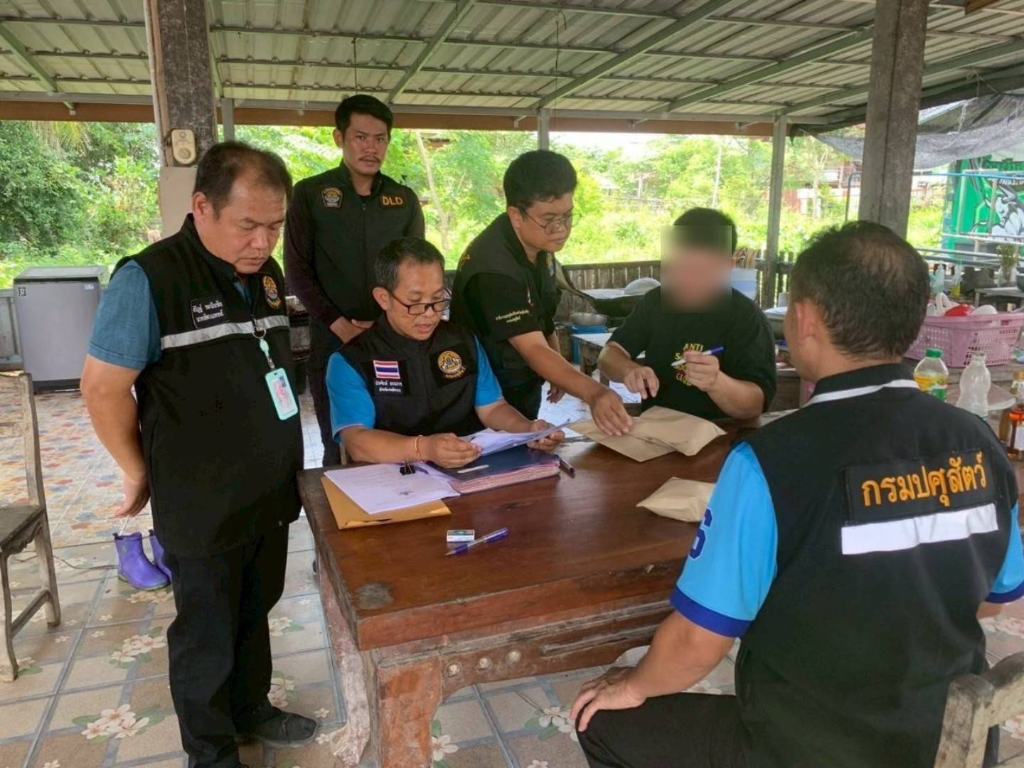 ปศุสัตว์ลุยตรวจจับแหล่งขายอาหารสัตว์เถื่อนในสุโขทัย ผิดหลายข้อหา 6 S 15147058