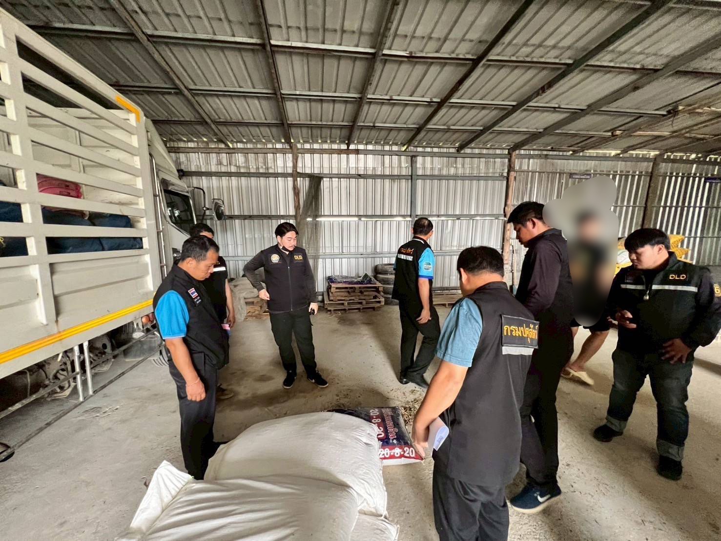 ปศุสัตว์ลุยตรวจจับแหล่งขายอาหารสัตว์เถื่อนในสุโขทัย ผิดหลายข้อหา 7 S 15147059