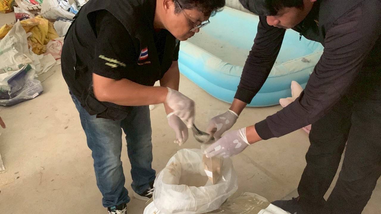 ปศุสัตว์ลุยตรวจจับแหล่งขายอาหารสัตว์เถื่อนในสุโขทัย ผิดหลายข้อหา 8 S 15147060