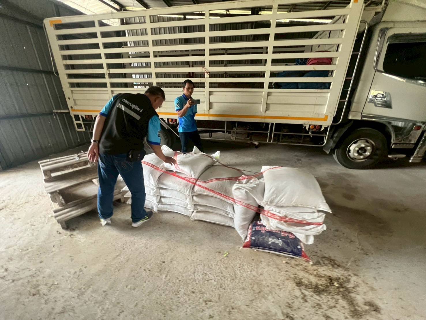 ปศุสัตว์ลุยตรวจจับแหล่งขายอาหารสัตว์เถื่อนในสุโขทัย ผิดหลายข้อหา 9 S 15147061