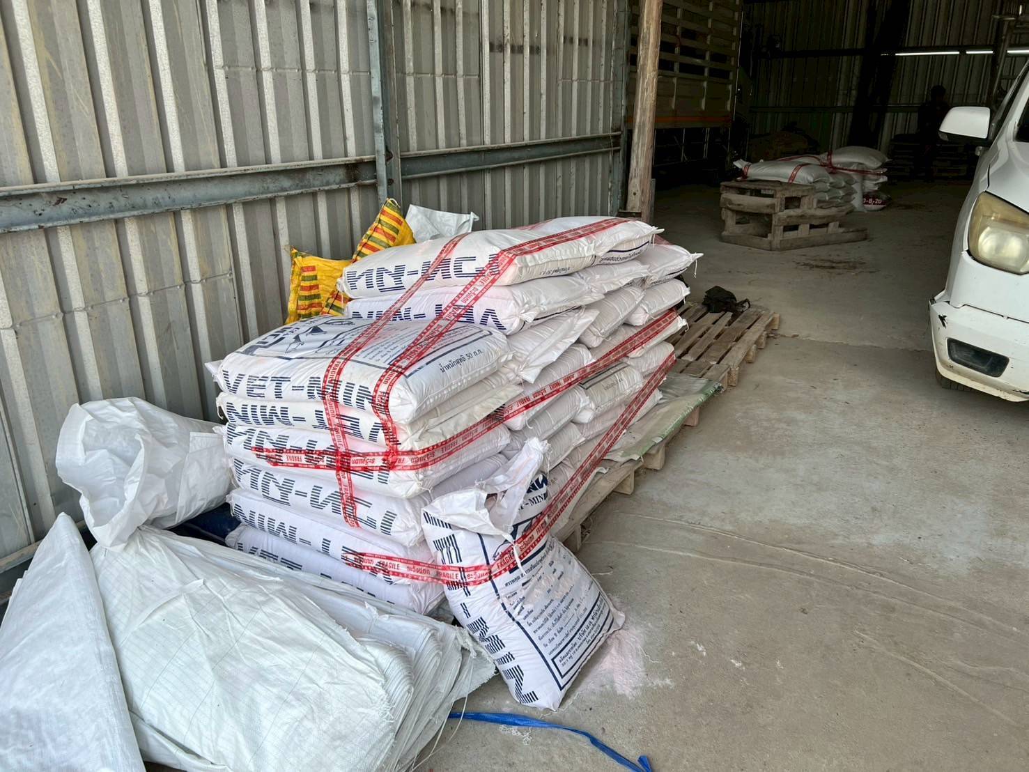 ปศุสัตว์ลุยตรวจจับแหล่งขายอาหารสัตว์เถื่อนในสุโขทัย ผิดหลายข้อหา 10 S 15147062