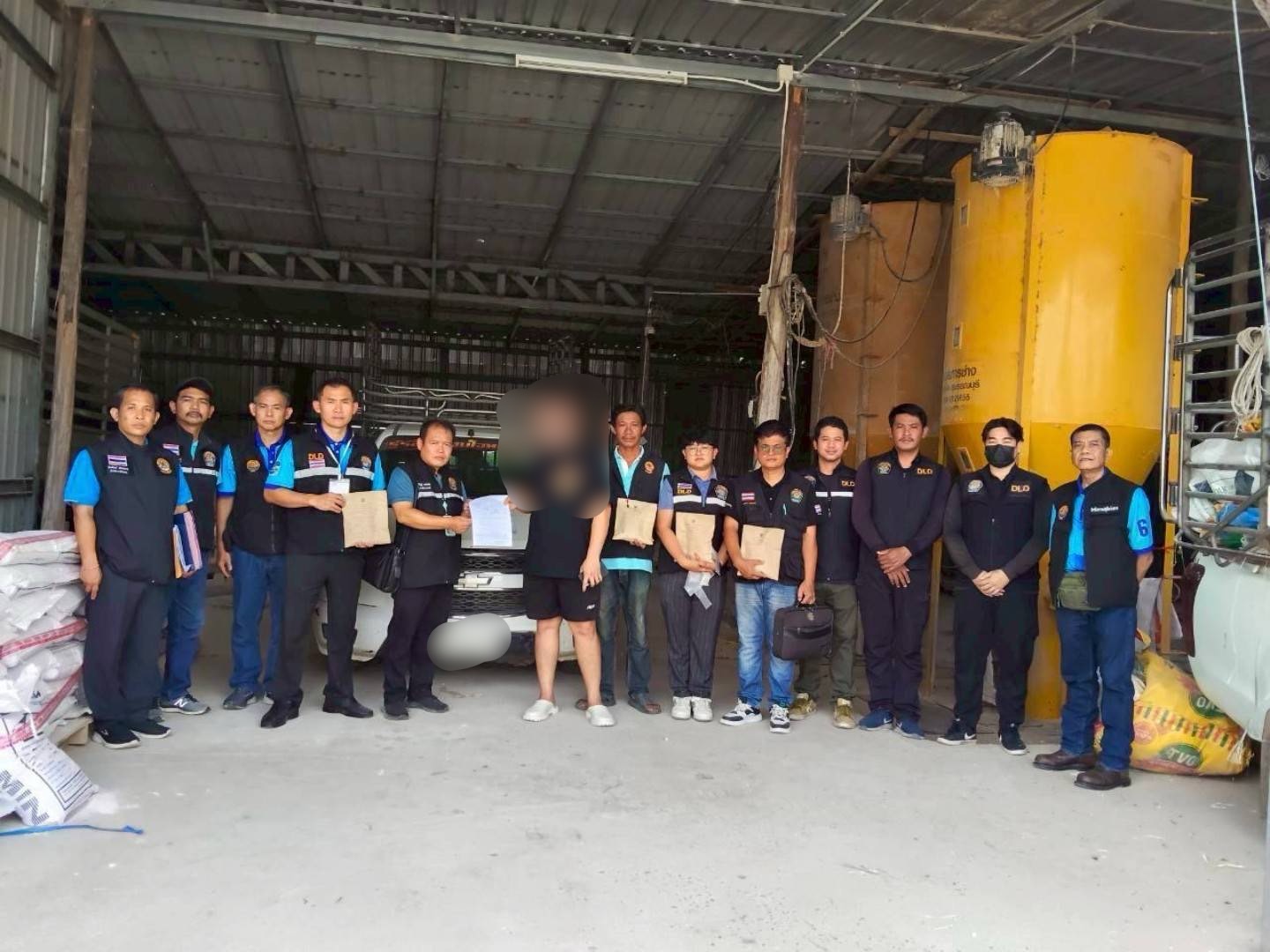 ปศุสัตว์ลุยตรวจจับแหล่งขายอาหารสัตว์เถื่อนในสุโขทัย ผิดหลายข้อหา 11 S 15147063