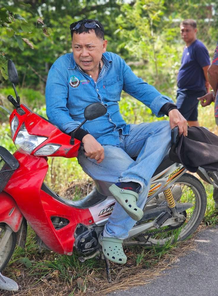 “สุดจัดปลัดเกษตร” วันหยุดราชการแต่ลงพื้นที่ช่วยชาวบ้านสุพรรณบุรี 2 S 16048139
