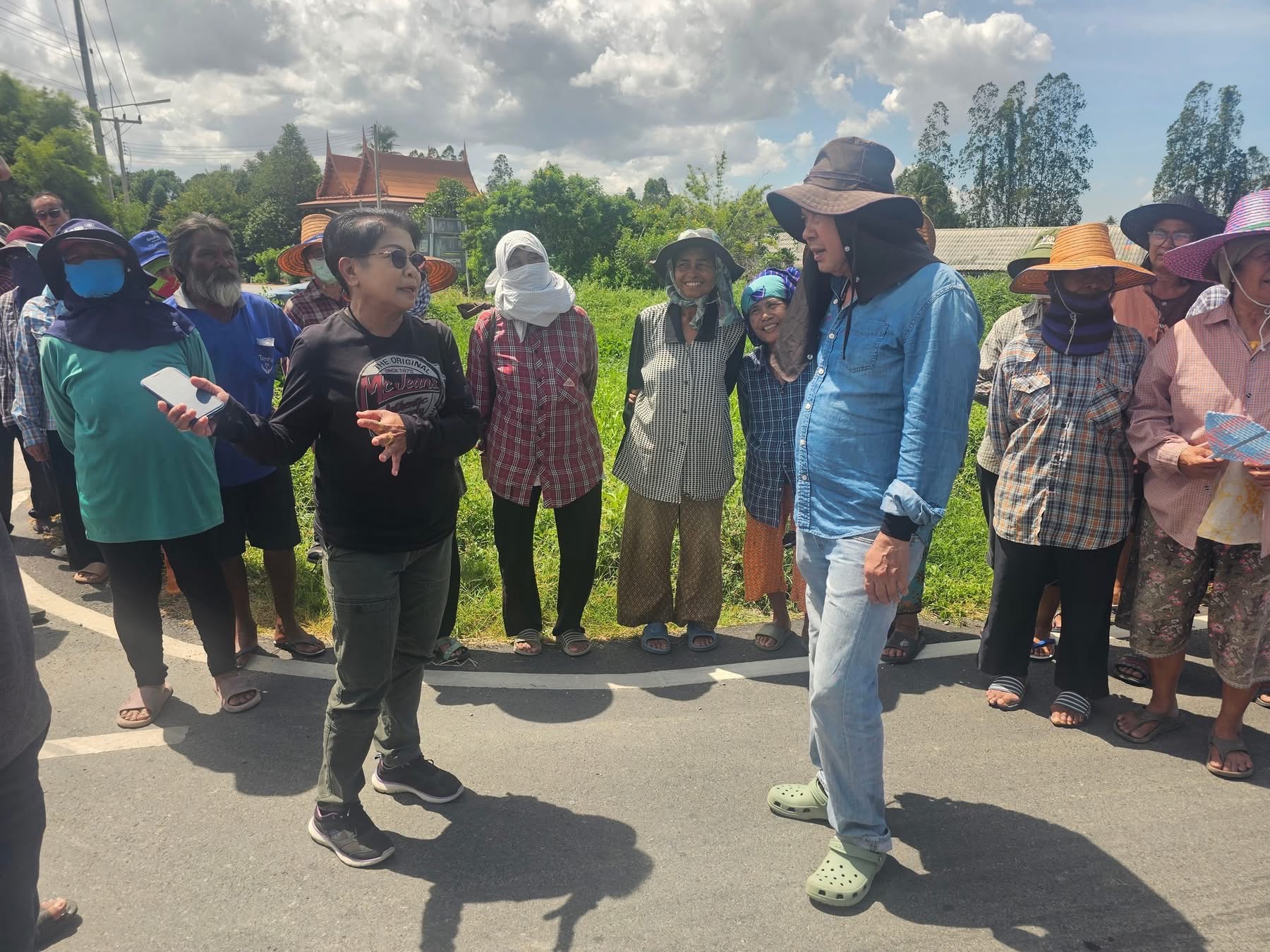“สุดจัดปลัดเกษตร” วันหยุดราชการแต่ลงพื้นที่ช่วยชาวบ้านสุพรรณบุรี 4 S 16048142