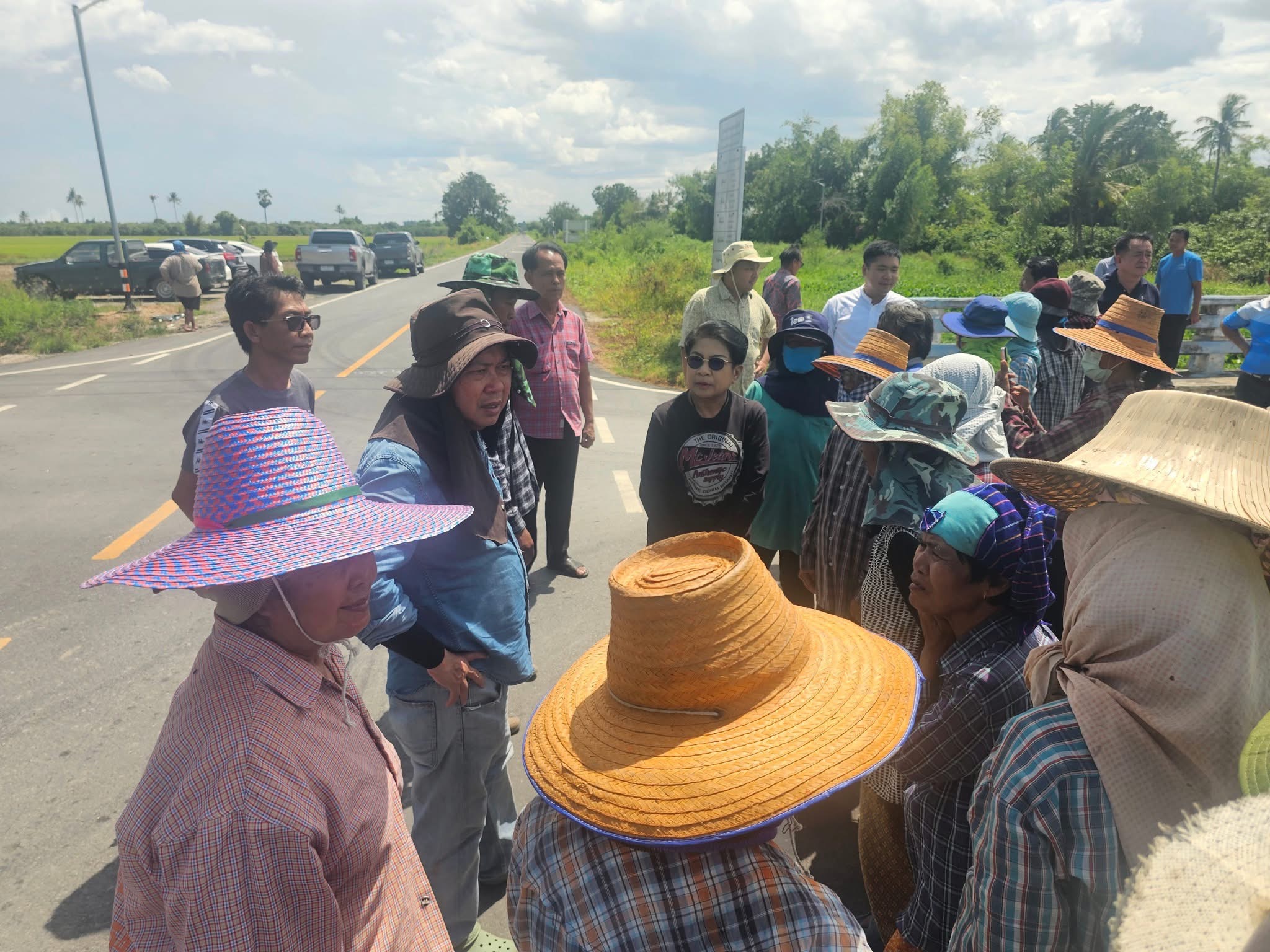 “สุดจัดปลัดเกษตร” วันหยุดราชการแต่ลงพื้นที่ช่วยชาวบ้านสุพรรณบุรี 5 S 16048143