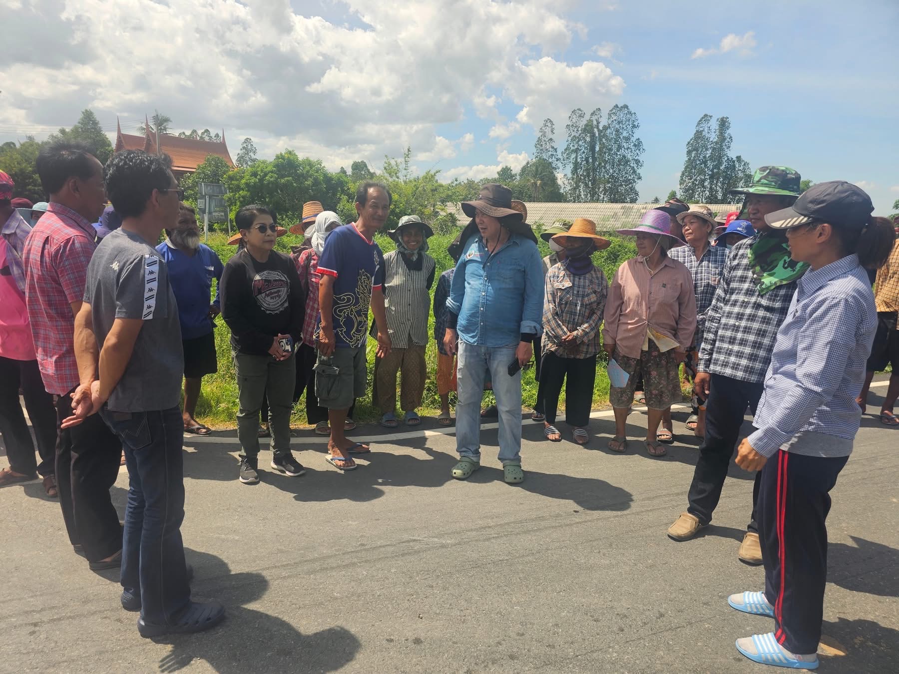 “สุดจัดปลัดเกษตร” วันหยุดราชการแต่ลงพื้นที่ช่วยชาวบ้านสุพรรณบุรี 6 S 16048144