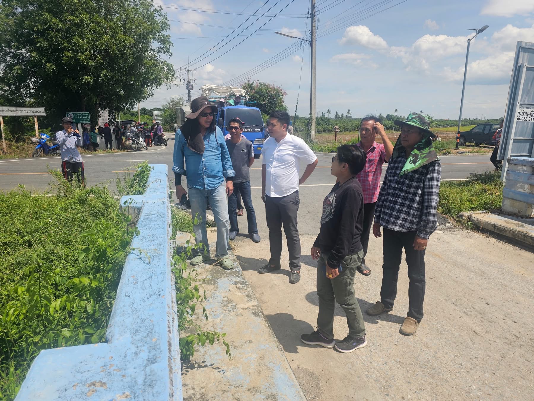 “สุดจัดปลัดเกษตร” วันหยุดราชการแต่ลงพื้นที่ช่วยชาวบ้านสุพรรณบุรี 7 S 16048145
