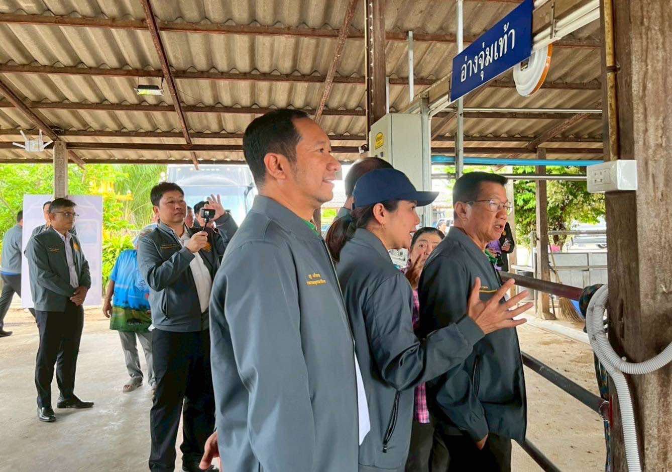 เสริมศักยภาพโคนมไทย - คณะอนุกรรมาธิการวุฒิสภาร่วมกรมปศุสัตว์ ลงพื้นที่ศึกษาดูงานการเลี้ยงโคนมครบวงจรในพื้นที่ภาคตะวันตก 6 S 16293897