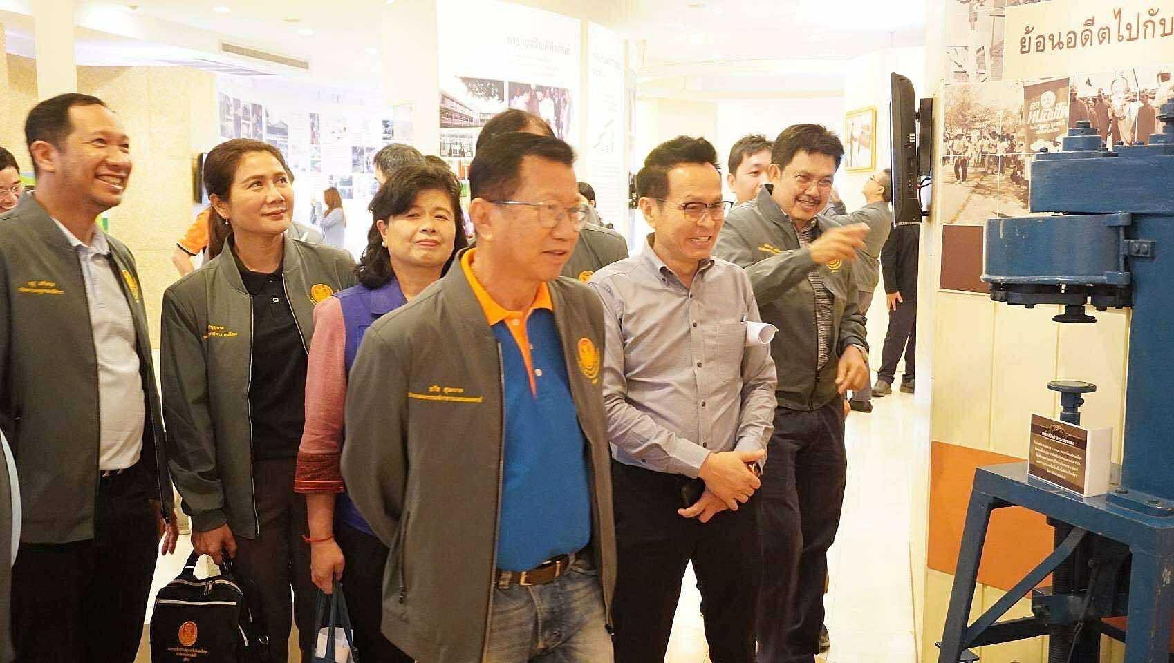 เสริมศักยภาพโคนมไทย - คณะอนุกรรมาธิการวุฒิสภาร่วมกรมปศุสัตว์ ลงพื้นที่ศึกษาดูงานการเลี้ยงโคนมครบวงจรในพื้นที่ภาคตะวันตก 9 S 16293901