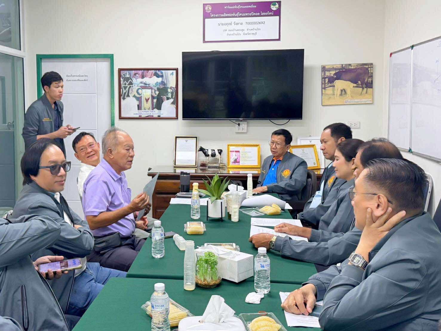 เสริมศักยภาพโคนมไทย - คณะอนุกรรมาธิการวุฒิสภาร่วมกรมปศุสัตว์ ลงพื้นที่ศึกษาดูงานการเลี้ยงโคนมครบวงจรในพื้นที่ภาคตะวันตก 12 S 16293908